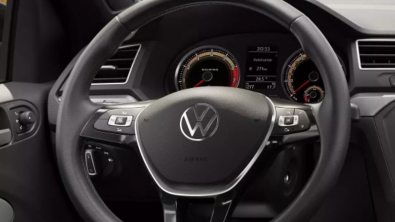 Volante de un Volkswagen Saveiro con detalles del tablero digital y controles.