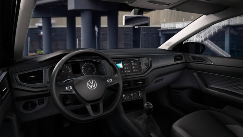 Interior de Polo VW versión Track. Volante, panel central, velocímetro y tacómetro tradicional. 