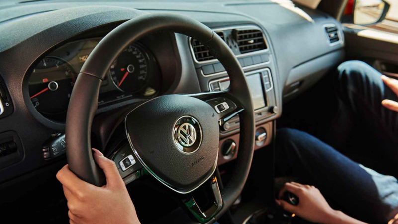 Volante de Volkswagen Polo 2021, con logo en el centro.