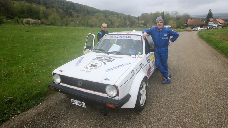 Christian Chavanne se tient à côté de sa vieille GTI