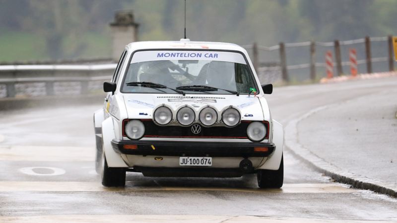 Une vieille Golf GTI roule sur le circuit