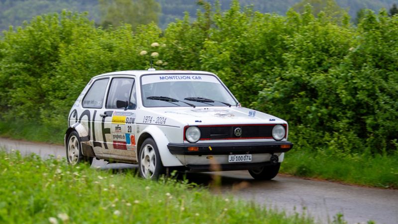 Una vecchia Golf GTI in piedi su una strada