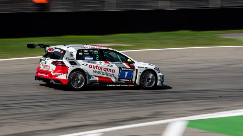 Une nouvelle Golf GTI de course roule sur le circuit