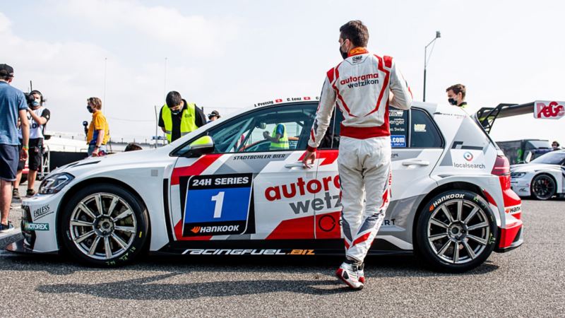 Un pilote de course monte dans sa Golf GTI