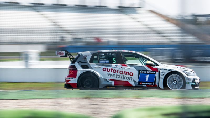 Una nuova Golf GTI da corsa si muove sul circuito di gara