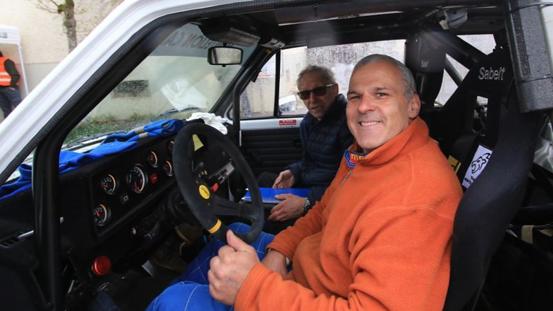 Christian Chavanne est assis dans une voiture de course Golf