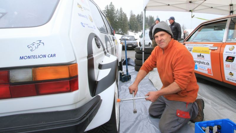 Christian Chavanne change les pneus de sa voiture de course Golf