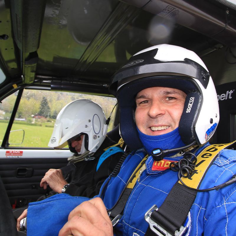 Christian Chavanne sitzt in einem Golf Rennwagen