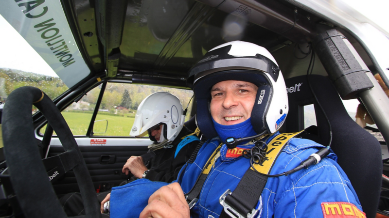 Christian Chavanne est assis dans une voiture de course Golf