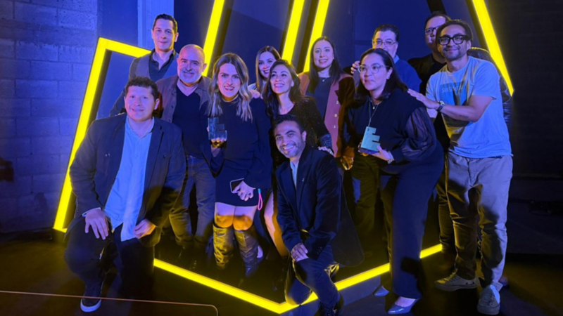 Equipo de Volkswagen celebra premio Effie Awards con trofeo de plata en ceremonia 2025.