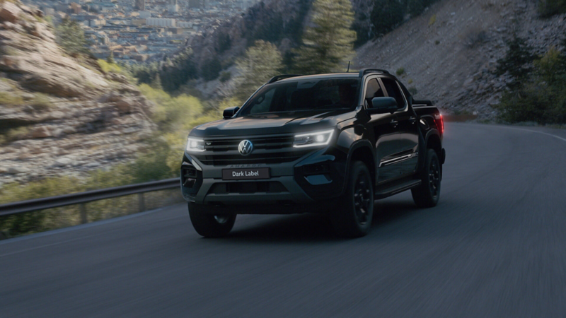 Camioneta Volkswagen Amarok Dark Label color negro sobre carretera