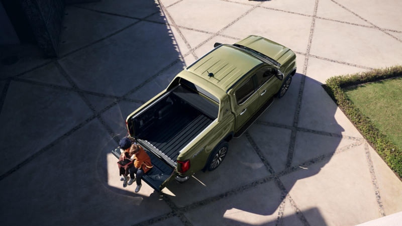 Vista trasera de la caja de carga de la camioneta pickup Amarok Aventura color verde militar