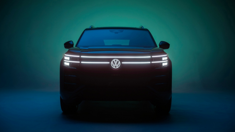 Camioneta Volkswagen Atlas con lineas de parrilla y logo VW iluminadas con luz LED. 