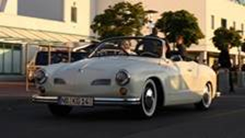 Schuin vooraanzicht van een oude witte Volkswagen Cabrio