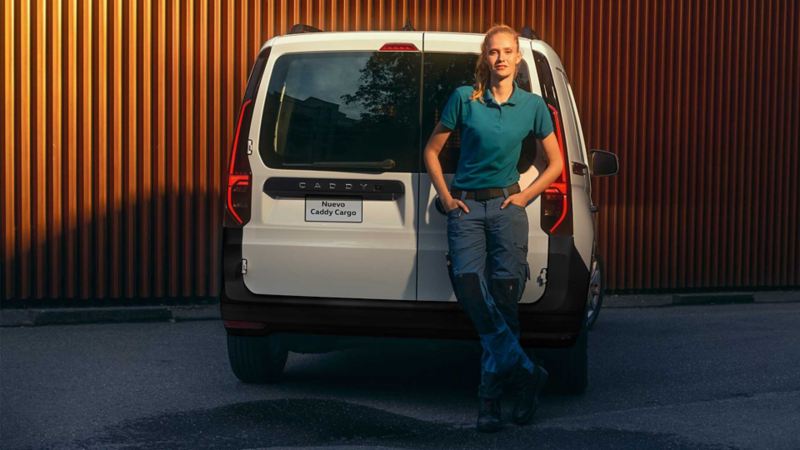 Nuevo Caddy Carga - Mujer recargada sobre van de Volkswagen