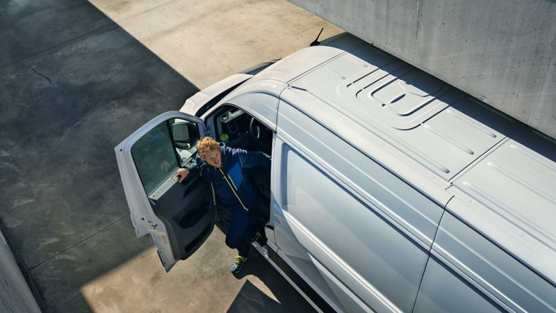 Trabajador sale de camioneta de carga E-Crafter, el primer vehículo comercial de Volkswagen.