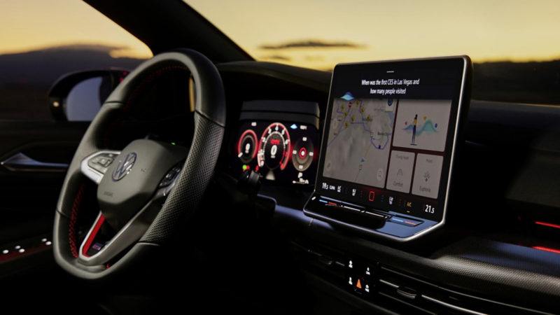 Interior de un auto nuevo de Volkswagen con asistente virtual integrado. 