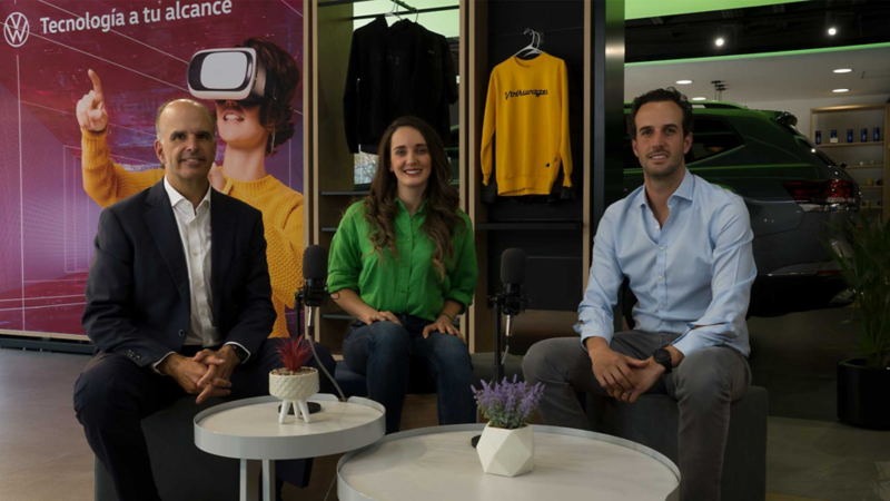 Representantes de Grupo Gómez y Gómez en la nueva Volkswagen City Store Condesa.