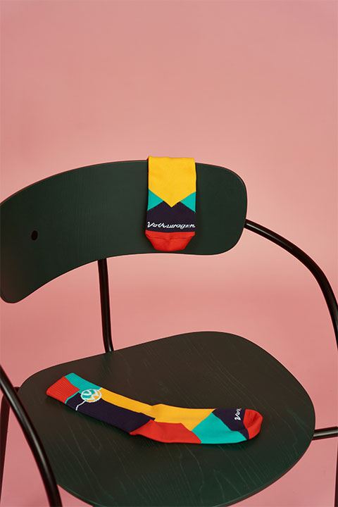 Calcetines de la colección Nostalgia de Anuar Layón para Volkswagen puestos sobre una silla negra.