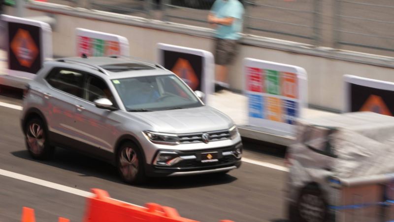 SUV de Volkswagen es revisado en evento de Stop The Crash. 