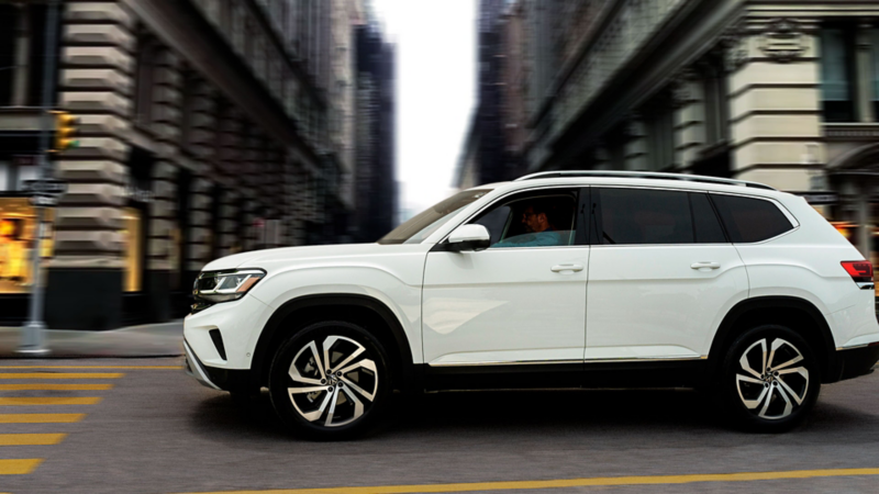 Camioneta SUV Volkswagen en la calle.