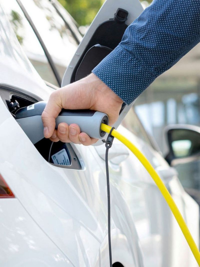 Imagen de auto eléctrico Volkswagen ideal para practicar la conducción ecológica
