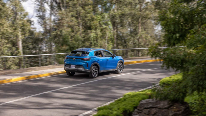 Volkswagen Tera 2026 color azul circula por carretera arbolada