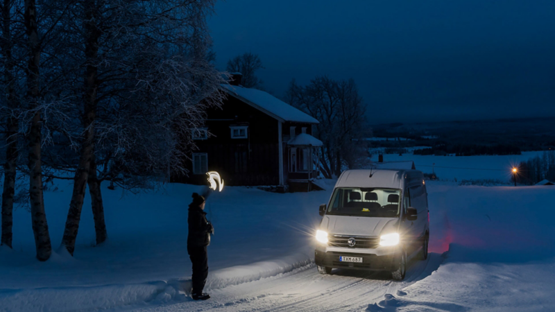 Volkswagen Crafter i blå timmen