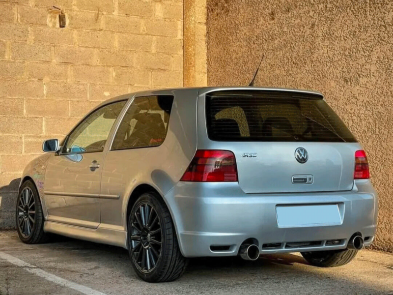 Arrière d'une Volkswagen Golf 4 R32 grise stationnée. 