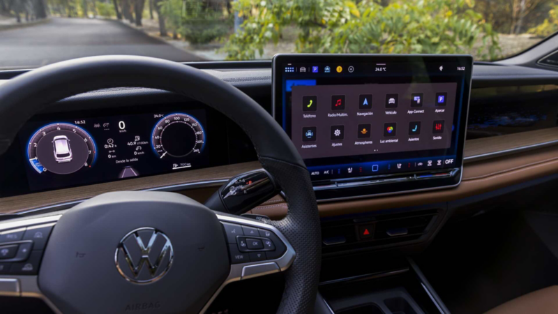 Pantalla táctil flotante a color de 15 pulgadas y Digital Cockpit en el interior de Nuevo Tiguan 2025.