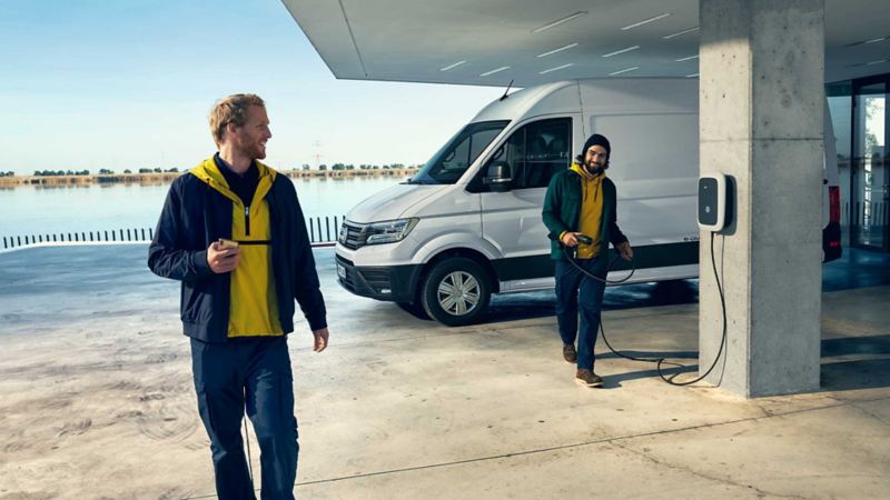 Hombres terminan de cargar E-Crafter, la camioneta de carga eléctrica de Volkswagen. 