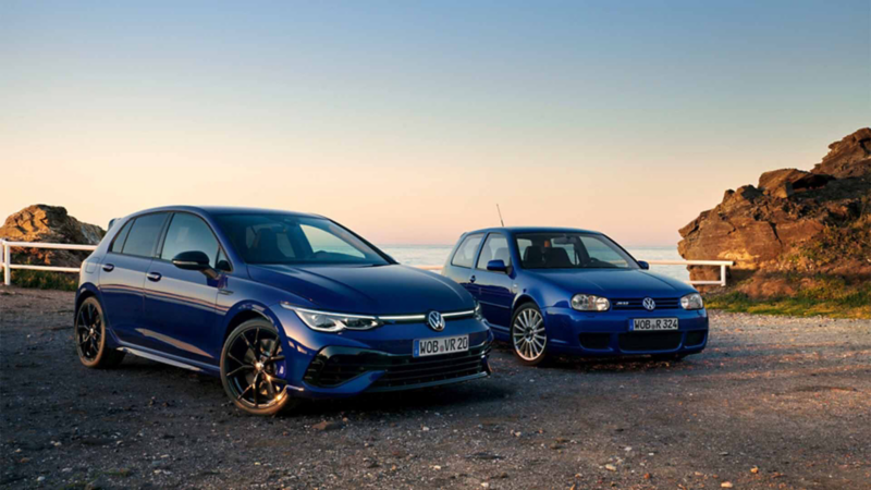 Autos deportivos hatchback - Golf R 20 años en colores azul, cerca de paisaje rocoso en la playa.