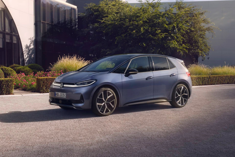 Elektryczny samochód Volkswagen ID.3 Neo na tle budynków w mieście