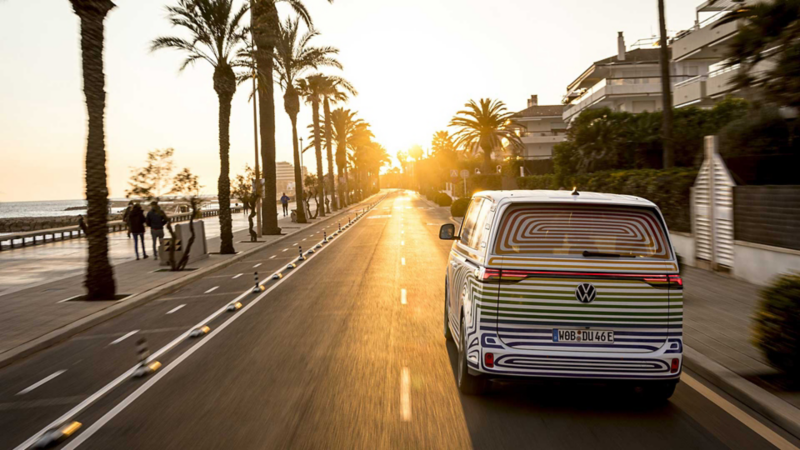 Volkswagen ID. Buzz en una calle cercana a la costa durante el atardecer.
