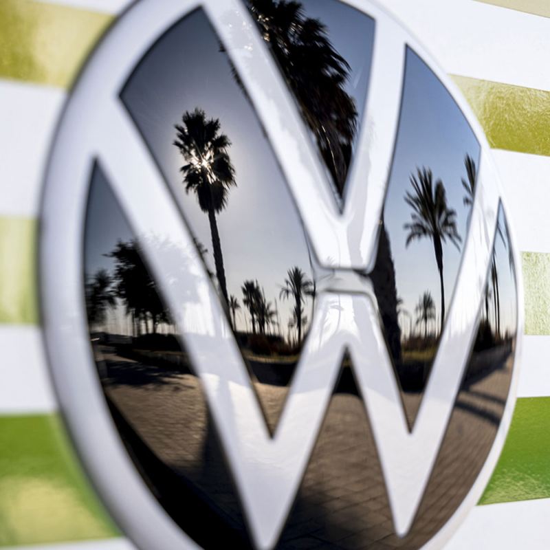 Furgoneta eléctrica Volkswagen ID.Buzz. Logo de VW en la parte trasera de vehículo comercial.