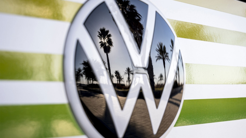 Furgoneta eléctrica Volkswagen ID.Buzz. Logo de VW en la parte trasera de vehículo comercial.