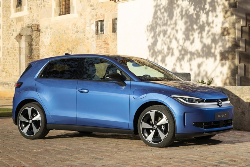 Elektryczny Volkswagen ID Polo w kolorze niebieskim stojący w mieście