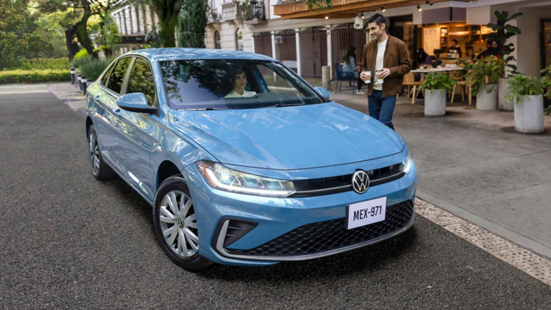 Jetta Volkswagen en color azul con mujer al volante en la colonia Roma CDMX.