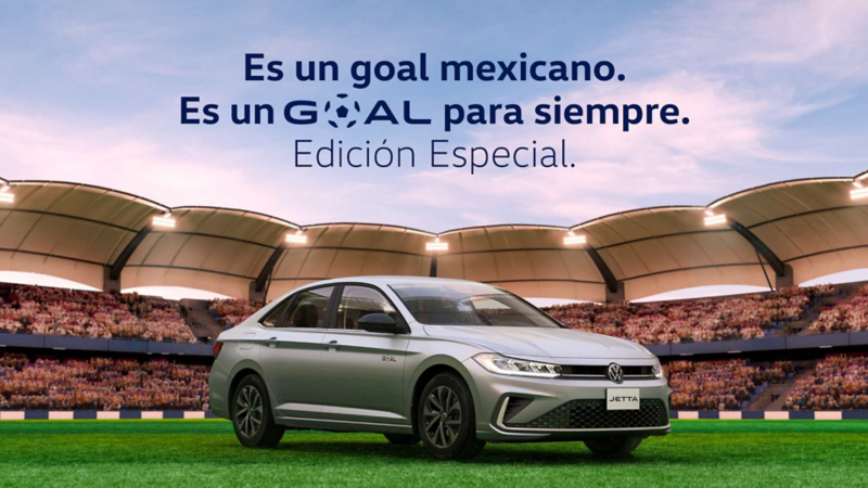 Volkswagen Jetta GOAL en color gris dentro de una cancha de futbol. 