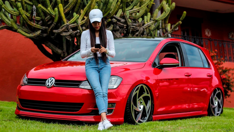 Imagen de Golf GTI MK5 en color rojo con Fátima, la VWLover de esta semana.