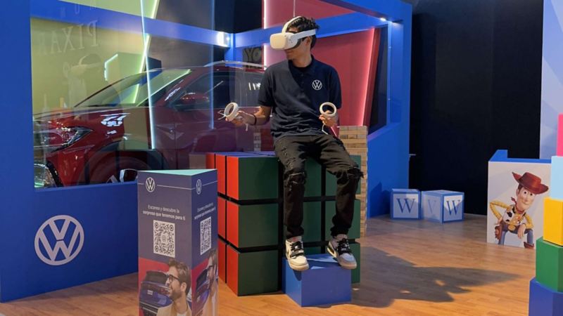 Hombre con lentes de realidad aumentada en el espacio de Volkswagen dentro de Mundo Pixar. 