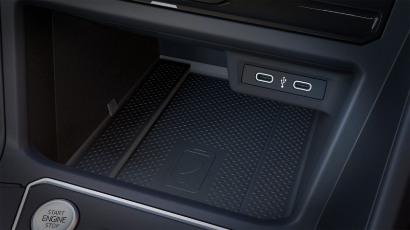 VW Nivus 2026 con cargador inalámbrico en el panel central y entradas tipo C.