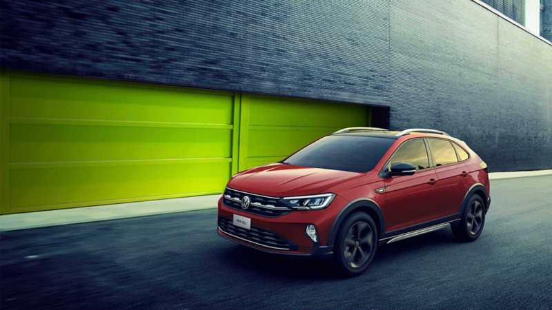 SUV Nivus 2022 afuera de un edificio con portón en color verde.