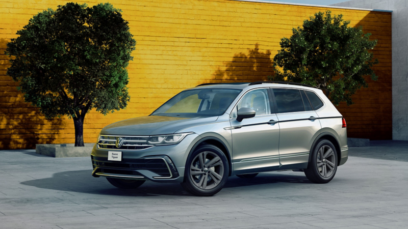 Fotografía de Nuevo Tiguan 2022, camioneta SUV familiar en color gris platino.