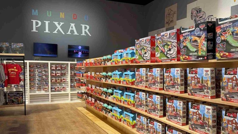 Tienda de productos oficiales de Pixar en la exposición Mundo Pixar en CDMX. 
