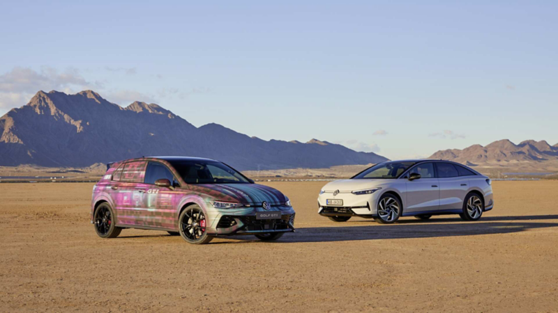 Autos de Volkswagen con nuevas plataformas en medio de un paisaje montañoso.