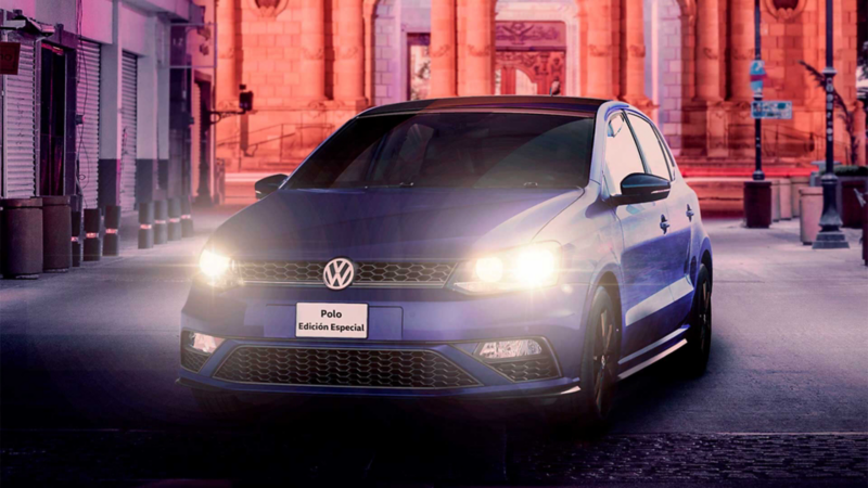 Volkswagen Polo Edición Especial en color azul y faros prendidos. 