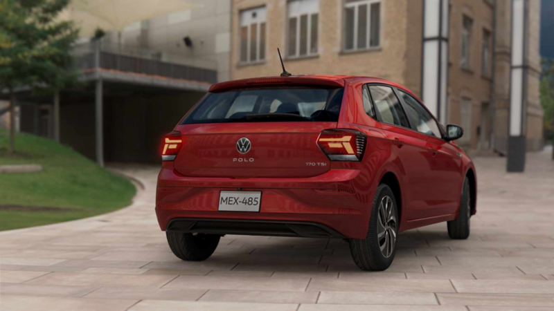 Cajuela de VW Polo 2024, carro compacto de Volkswagen en color rojo. 