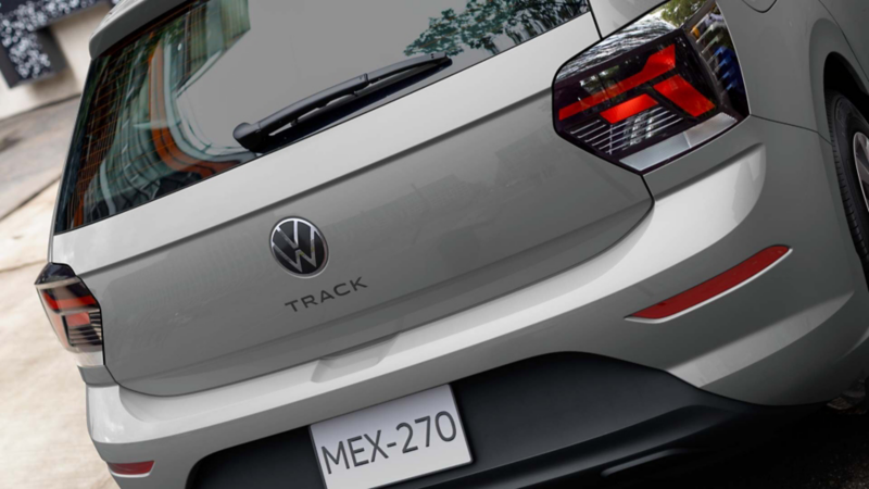 Volkswagen Polo Track de color gris. Vista trasera en detalle con calaveras, emblemas y placa MEX-270.