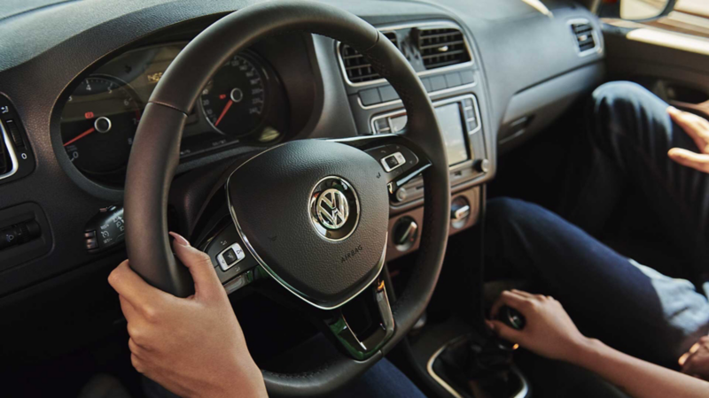 Volante de Polo 2021 en versión Comfortline color rojo. 